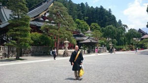身延山久遠寺の本堂前で記念撮影2